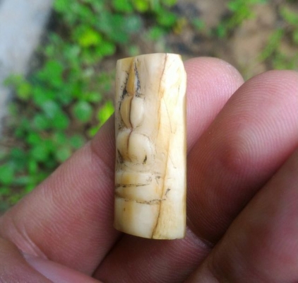 เครื่องรางโบราณ E09 แกะสลักด้วยมือล้วน ด้านหน้ามีคราบเดิม ด้านหลังจารยันต์ มีอายุมากกว่า 80ปี แต่เดิมเลี่ยมกรอบกันน้ำไว้ เนื้อสวยของดีดูง่าย