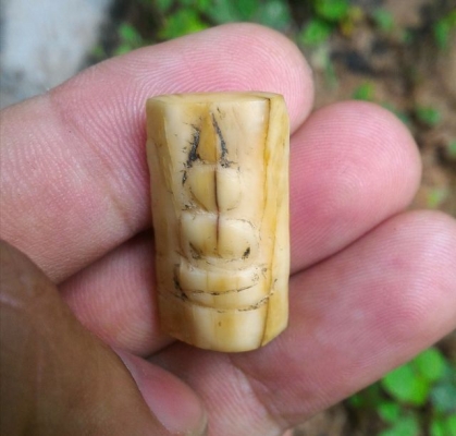 เครื่องรางโบราณ E09 แกะสลักด้วยมือล้วน ด้านหน้ามีคราบเดิม ด้านหลังจารยันต์ มีอายุมากกว่า 80ปี แต่เดิมเลี่ยมกรอบกันน้ำไว้ เนื้อสวยของดีดูง่าย