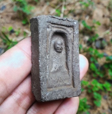 หลวงปู่ทวดกลักไม้ขีด K06B เนื้อว่านเก่าคราบเดิมตามยุค แต่เดิมพระองค์นี้เลี่ยมกรอบกันน้ำไว้ จึงคงความสวยงามเหมาะแขวนเพื่อความเป็นสิริมงคล