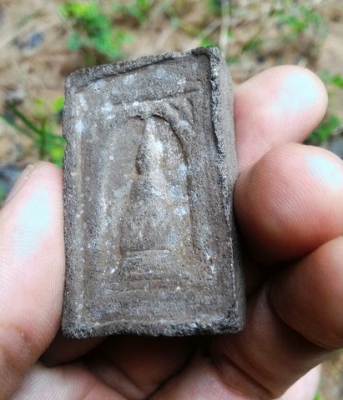 หลวงปู่ทวดกลักไม้ขีด K06B เนื้อว่านเก่าคราบเดิมตามยุค แต่เดิมพระองค์นี้เลี่ยมกรอบกันน้ำไว้ จึงคงความสวยงามเหมาะแขวนเพื่อความเป็นสิริมงคล