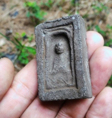 หลวงปู่ทวดกลักไม้ขีด K06B เนื้อว่านเก่าคราบเดิมตามยุค แต่เดิมพระองค์นี้เลี่ยมกรอบกันน้ำไว้ จึงคงความสวยงามเหมาะแขวนเพื่อความเป็นสิริมงคล