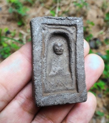 หลวงปู่ทวดกลักไม้ขีด K06B เนื้อว่านเก่าคราบเดิมตามยุค แต่เดิมพระองค์นี้เลี่ยมกรอบกันน้ำไว้ จึงคงความสวยงามเหมาะแขวนเพื่อความเป็นสิริมงคล