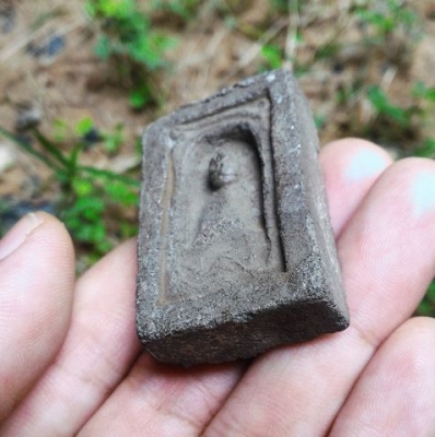 หลวงปู่ทวดกลักไม้ขีด K06B เนื้อว่านเก่าคราบเดิมตามยุค แต่เดิมพระองค์นี้เลี่ยมกรอบกันน้ำไว้ จึงคงความสวยงามเหมาะแขวนเพื่อความเป็นสิริมงคล