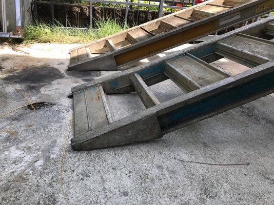 ขายญี่ปุ่น รับ3ตัน มีบันได อลูมิเนียม เก่าสติกเกอร์บอกครบครับ หายาก ขึ้นรถไถ รถ4x4 รถพ่นยา แบล็คโฮ ได้ครับ นานๆมีมาทีนะครับ