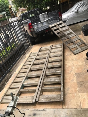 ขายญี่ปุ่น รับ3ตัน มีบันได อลูมิเนียม เก่าสติกเกอร์บอกครบครับ หายาก ขึ้นรถไถ รถ4x4 รถพ่นยา แบล็คโฮ ได้ครับ นานๆมีมาทีนะครับ