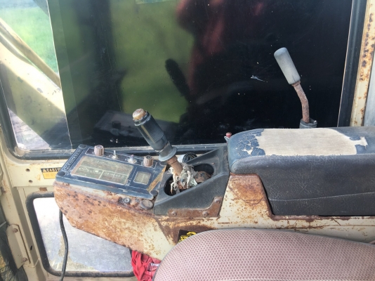 Komatsu200-3ตูดแดงคอลโทรนสั้น รถเดิมๆมือเดียวป้ายแดง รถบอดี้เดิมๆสดๆ 450,000฿ต่อรองได้0819468081