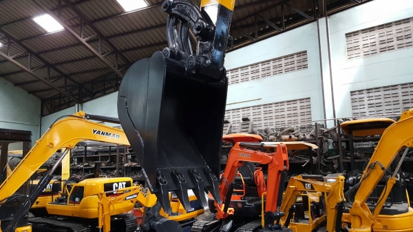 ขาย รถขุด KOMATSU รุ่น PC30-7- มือสองญี่ปุ่น แทรกเหล็ก สลักบูท เอวแน่น 100\%  ทำงานดี ทุกระบบ สวยพร้อมใช้งาน มือถือ/LINE ID :0818753444