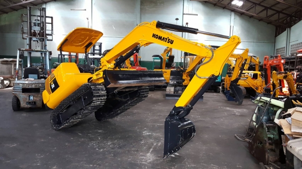 ขาย รถขุด KOMATSU รุ่น PC30-7- มือสองญี่ปุ่น แทรกเหล็ก สลักบูท เอวแน่น 100\%  ทำงานดี ทุกระบบ สวยพร้อมใช้งาน มือถือ/LINE ID :0818753444