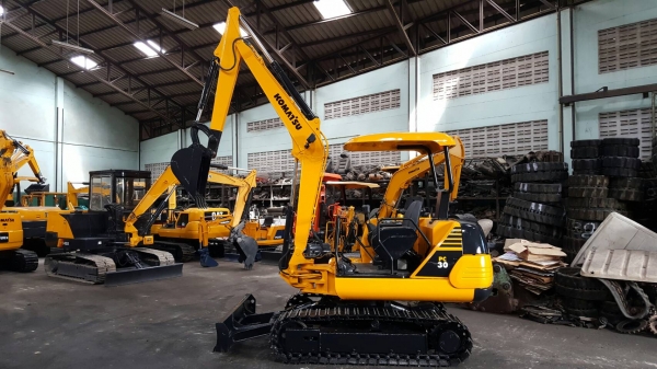 ขาย รถขุด KOMATSU รุ่น PC30-7- มือสองญี่ปุ่น แทรกเหล็ก สลักบูท เอวแน่น 100\%  ทำงานดี ทุกระบบ สวยพร้อมใช้งาน มือถือ/LINE ID :0818753444