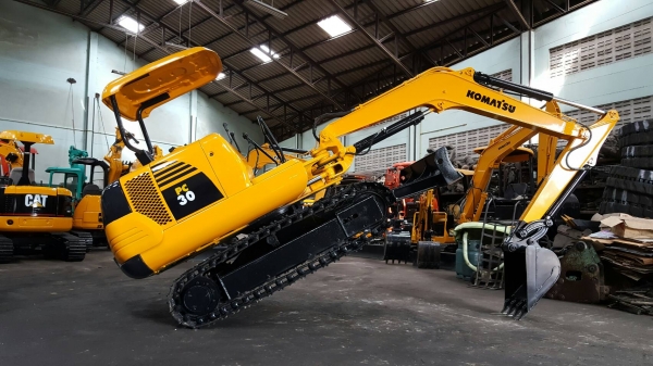 ขาย รถขุด KOMATSU รุ่น PC30-7- มือสองญี่ปุ่น แทรกเหล็ก สลักบูท เอวแน่น 100\%  ทำงานดี ทุกระบบ สวยพร้อมใช้งาน มือถือ/LINE ID :0818753444