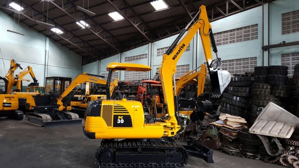 ขาย รถขุด KOMATSU รุ่น PC30-7- มือสองญี่ปุ่น แทรกเหล็ก สลักบูท เอวแน่น 100\%  ทำงานดี ทุกระบบ สวยพร้อมใช้งาน มือถือ/LINE ID :0818753444