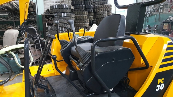 ขาย รถขุด KOMATSU รุ่น PC30-7- มือสองญี่ปุ่น แทรกเหล็ก สลักบูท เอวแน่น 100\%  ทำงานดี ทุกระบบ สวยพร้อมใช้งาน มือถือ/LINE ID :0818753444