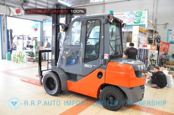 ขายรถโฟล์คลิฟท์มือสอง TOYOTA รุ่น 8FD30-13254 นำเข้าจากประเทศญี่ปุ่น 100\% ไม่เคยใช้งานในไทย