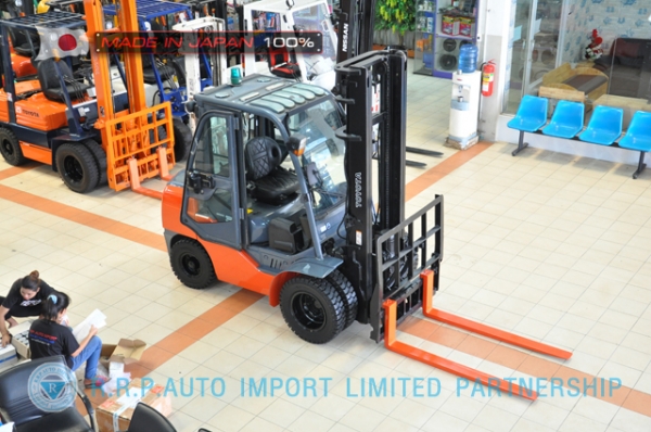 ขายรถโฟล์คลิฟท์มือสอง TOYOTA รุ่น 8FD30-13254 นำเข้าจากประเทศญี่ปุ่น 100\% ไม่เคยใช้งานในไทย