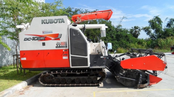 รถเกี่ยวข้าวคูโบต้า DC105X ชั่วโมงงานน้อย 214 ชม. จะซื้อสดก็คุ้มหรือจะผ่อนก็สบาย สนใจโทร 092-2063737