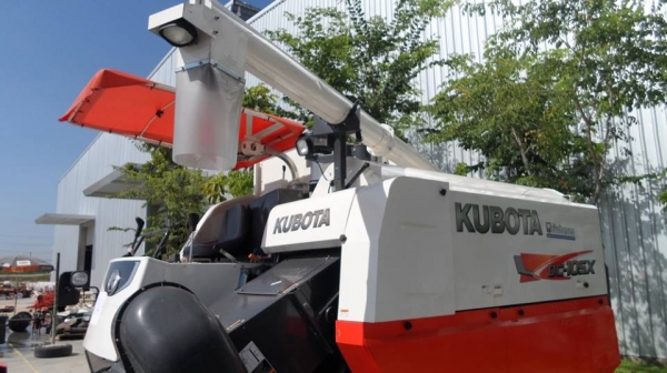 รถเกี่ยวข้าวคูโบต้า DC105X ชั่วโมงงานน้อย 214 ชม. จะซื้อสดก็คุ้มหรือจะผ่อนก็สบาย สนใจโทร 092-2063737