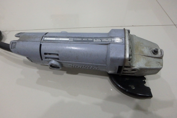เครื่องเจียร 4 นิ้ว Makita 9500NB ญี่ปุ่น ของแท้ สภาพดี มีบังใบ