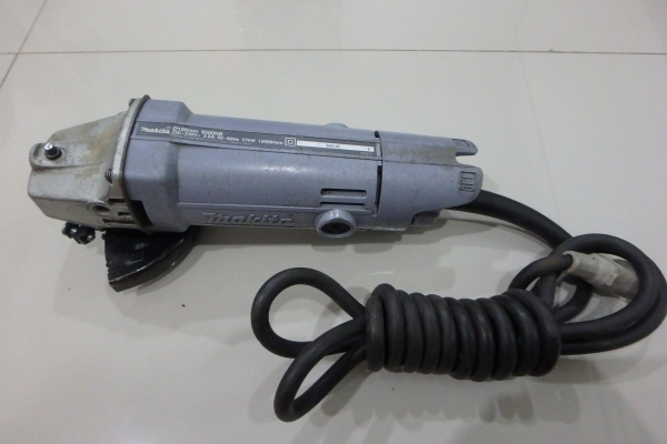 เครื่องเจียร 4 นิ้ว Makita 9500NB ญี่ปุ่น ของแท้ สภาพดี มีบังใบ