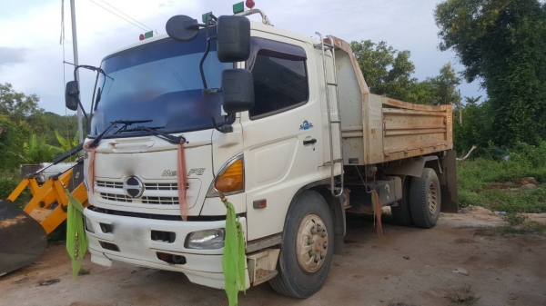 รถฮีโน่ 6 ล้อ FG8J 220 แรงม้า. ปี 49. สนใจติดต่อ 081 - 9706989