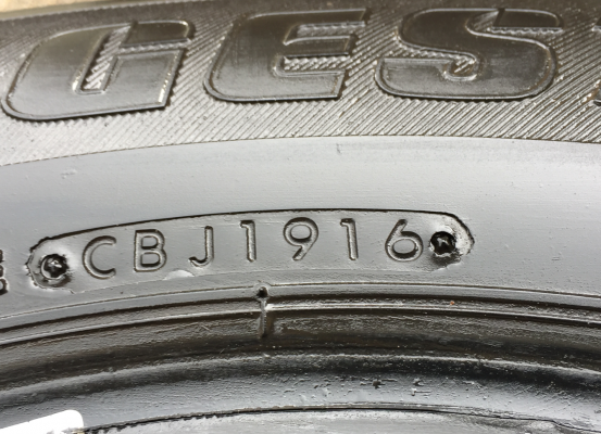 ยาง Bridgestone 215 65 16 ปี16 ดอกเต็ม ไม่มีปะ ใช้ยาว ราคาไม่แพง