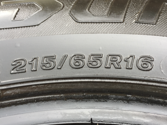 ยาง Bridgestone 215 65 16 ปี16 ดอกเต็ม ไม่มีปะ ใช้ยาว ราคาไม่แพง