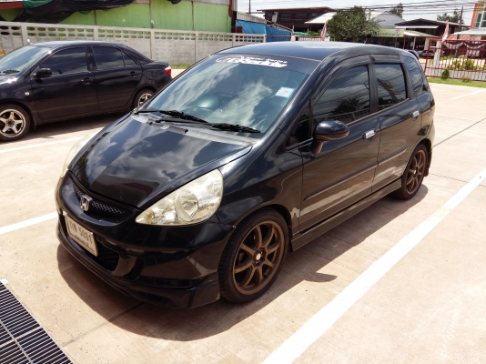 ขายรถเก๋ง HONDA JAZZ 1.5 VTECAT ปี2007 รถบ้านมือเดียวใช้งานน้อยเลขไมล์105,000กิโลเมตร เครื่องดีประหยัดน้ำมันสุดๆ ล้อแม๊ก17ยางใหม่4เส้น ภาษีพรบ.พค.ปี61แถมประกันภัยชั้น2+ ขายราคา275,000บาท ต่อรองได้นิดหน่อยรถอยู่ที่โรงพยาบาลปทุมราชวงศาจังหวัดอำนาจเจริญสนใจส