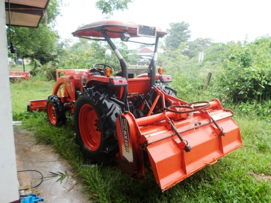 ขายรถไถ KUBOTA L4708 4WD รถสภาพเดิมๆมีอุปกรณ์2ชิ้น ใบมีดันหน้า+ผานพวนดิน รถใช้งานน้อยเจ้าของเป็นหมออยู่โรงพยาบาลไม่มีเวลาขับจอดไว้เฉยๆเลยอยากขายออก เครื่องดี เกียร์ดีไฮโดรลิกดี รถไม่เคยรับจ้าง ไถ่แต่สวนของตัวเอง ขายราคา 395,000บาท ถ้าเอาอุปกรณ์3ชิ้น+โลตาล