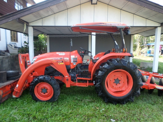 ขายรถไถ KUBOTA L4708 4WD รถสภาพเดิมๆมีอุปกรณ์2ชิ้น ใบมีดันหน้า+ผานพวนดิน รถใช้งานน้อยเจ้าของเป็นหมออยู่โรงพยาบาลไม่มีเวลาขับจอดไว้เฉยๆเลยอยากขายออก เครื่องดี เกียร์ดีไฮโดรลิกดี รถไม่เคยรับจ้าง ไถ่แต่สวนของตัวเอง ขายราคา 395,000บาท ถ้าเอาอุปกรณ์3ชิ้น+โลตาล