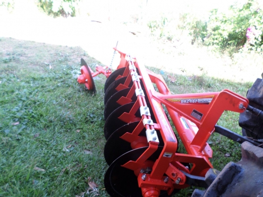 ขายรถไถ KUBOTA L4708 4WD รถสภาพเดิมๆมีอุปกรณ์2ชิ้น ใบมีดันหน้า+ผานพวนดิน รถใช้งานน้อยเจ้าของเป็นหมออยู่โรงพยาบาลไม่มีเวลาขับจอดไว้เฉยๆเลยอยากขายออก เครื่องดี เกียร์ดีไฮโดรลิกดี รถไม่เคยรับจ้าง ไถ่แต่สวนของตัวเอง ขายราคา 395,000บาท ถ้าเอาอุปกรณ์3ชิ้น+โลตาล