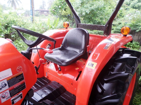 ขายรถไถ KUBOTA L4708 4WD รถสภาพเดิมๆมีอุปกรณ์2ชิ้น ใบมีดันหน้า+ผานพวนดิน รถใช้งานน้อยเจ้าของเป็นหมออยู่โรงพยาบาลไม่มีเวลาขับจอดไว้เฉยๆเลยอยากขายออก เครื่องดี เกียร์ดีไฮโดรลิกดี รถไม่เคยรับจ้าง ไถ่แต่สวนของตัวเอง ขายราคา 395,000บาท ถ้าเอาอุปกรณ์3ชิ้น+โลตาล