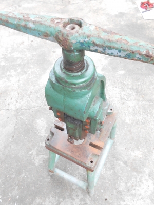 เครื่องปั๊มคอม้า 5 นิ้ว พร้อมเเท่น เครื่องปั๊มคอม้า 5 นิ้ว พร้อมเเท่น