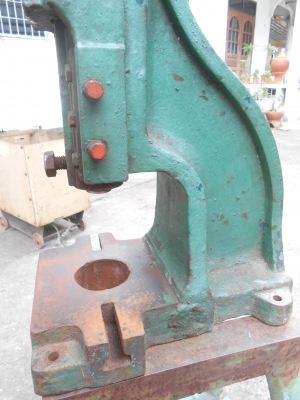 เครื่องปั๊มคอม้า 5 นิ้ว พร้อมเเท่น เครื่องปั๊มคอม้า 5 นิ้ว พร้อมเเท่น