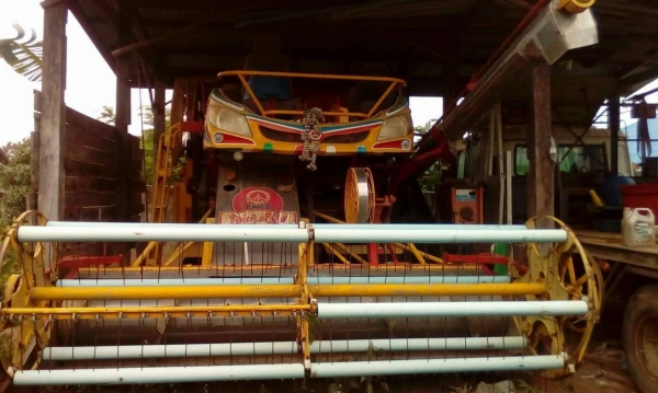 รถเกี่ยวข้าวเกษตรพัฒนารุ่นไอ้หนุ่มไวไฟพร้อมเทเลอร์บรรทุกรถเกี่ยว รถเกี่ยวข้าวเกษตรพัฒนารุ่นไอ้หนุ่มไวไฟพร้อมเทเลอร์บรรทุกรถเกี่ยว