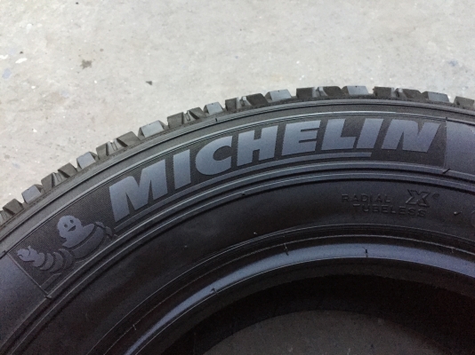 ยาง MICHELIN 225-70-15 ปี 15 ครบชุด 4 เส้น 5500 สภาพสวยๆไม่มีปะไม่บวมไม่กินข้าง ดอกยางเหลือเยอะเอาไป