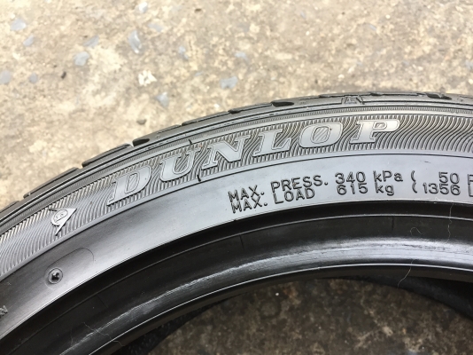 ยาง Dunlop 215-45-17 ปี 15 ครบชุด 4 เส้น 5000  สภาพสวยๆไม่มีปะไม่บวมไม่กินข้าง ดอกยางเหลือเยอะเอาไปวิ่งกันใด้อีกยาวค่ะ