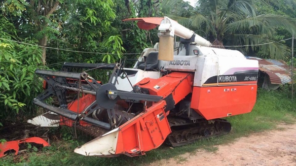 รถเกี่ยวข้าวคูโบต้า  DC 68 g  จดทะเบียนปี 54  เจ้าของขายเองไม่ได้ผ่านนายหน้า ต่อรองได้ครับ