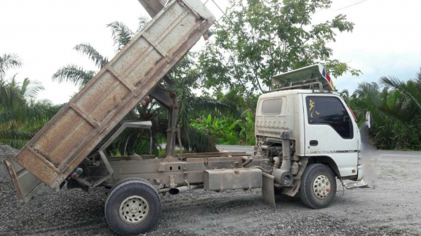 รถอีซูซุ 6 ล้อดั้ม NQR 175 แรงม้า. ปี 49. สนใจติดต่อ 081 - 9706989 รถอีซูซุ 6 ล้อดั้ม NQR 175 แรงม้า. ปี 49. สนใจติดต่อ 081 - 9706989