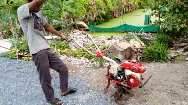 พรวนดินตั๊กแตก ไอซากิ