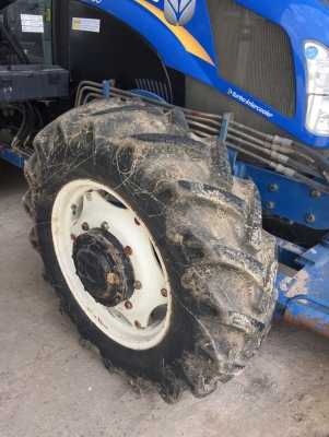 ขายครับ รถไถnew holland รถออกห้าง เล่มพร้อม