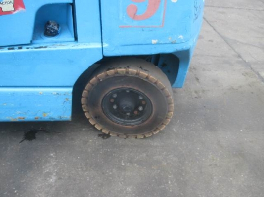 ขายรถยก2.5ตันเสา3ท่อน