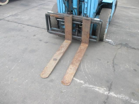 ขายรถยก2.5ตันเสา3ท่อน