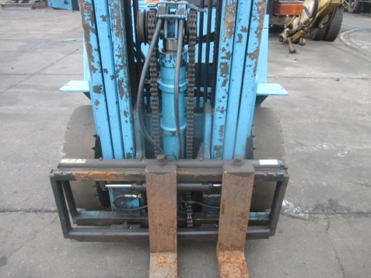 ขายรถยก2.5ตันเสา3ท่อน