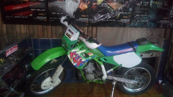 รถจอดโชว์คับ. สายเขียวไม่ควรพลาด ตัวR. นะคับ รถน้อยความแรงพอๆกะkx250คับเพราะเครื่องตัวเดียวกัน สอบถามเพิ่มเติม0654912910. จารลอด