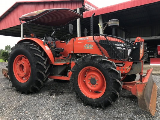 ขายรถไถคูโบต้า M8540 ใช้งาน 714 ชม. รถใช้ในไร่ เดิมทุกจุด เครื่องสมบูรณ์100\% จดทะเบียนปี 57 พร้อมอุปกรณ์ดันหน้า+ผาน3 ราคา 898,000 บาท สนใจโทร 081-9136451 , 087-8390653  ขอดูรูปเพิ่มเติม Line:bow6451 ค่ะ เล่มพร้อมโอน  ราคาจัดส่งฟรี ค่ะ