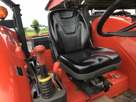 ขายรถไถคูโบต้า M8540 ใช้งาน 714 ชม. รถใช้ในไร่ เดิมทุกจุด เครื่องสมบูรณ์100\% จดทะเบียนปี 57 พร้อมอุปกรณ์ดันหน้า+ผาน3 ราคา 898,000 บาท สนใจโทร 081-9136451 , 087-8390653  ขอดูรูปเพิ่มเติม Line:bow6451 ค่ะ เล่มพร้อมโอน  ราคาจัดส่งฟรี ค่ะ