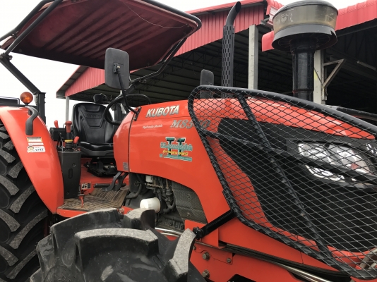 ขายรถไถคูโบต้า M8540 ใช้งาน 714 ชม. รถใช้ในไร่ เดิมทุกจุด เครื่องสมบูรณ์100\% จดทะเบียนปี 57 พร้อมอุปกรณ์ดันหน้า+ผาน3 ราคา 898,000 บาท สนใจโทร 081-9136451 , 087-8390653  ขอดูรูปเพิ่มเติม Line:bow6451 ค่ะ เล่มพร้อมโอน  ราคาจัดส่งฟรี ค่ะ