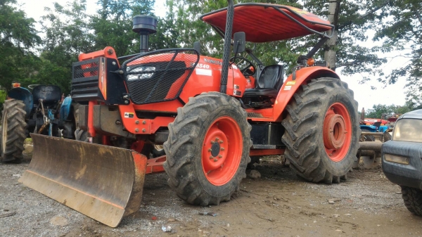 ขายรถไถ KUBOTA M8540 พร้อมดันหน้าและผาน7 สภาพสวยๆเดิมๆ เครื่องดี เกียร์ดี ไฮดี  ราคา 650,000 ราคาต่อรองได้ สนใจโทรคุยกันก่อนได้ครับ มีรถขนส่งบริการทั่วไทย ร้านสามย่านแทรคเตอร์ อ.แกลง จ.ระยอง โทร 0818618678 ,0899347475 id line=0818618678 id line=0917315475