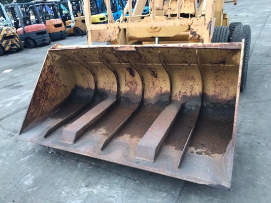 รถตัก ยี่ห้อ komatsu SD25-2