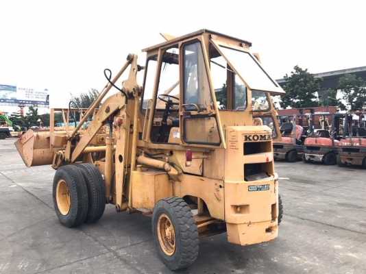 รถตัก ยี่ห้อ komatsu SD25-2