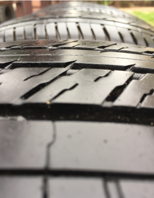 ยาง Dunlop 215 65 16 กลางปี16 ดอกเต็ม ไม่มีปะ ใช้ยาว ราคาไม่แพง